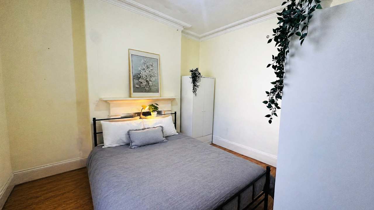 Furnished room in a flatshare