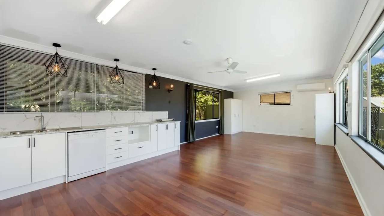 Unfurnished room studio flat for rent