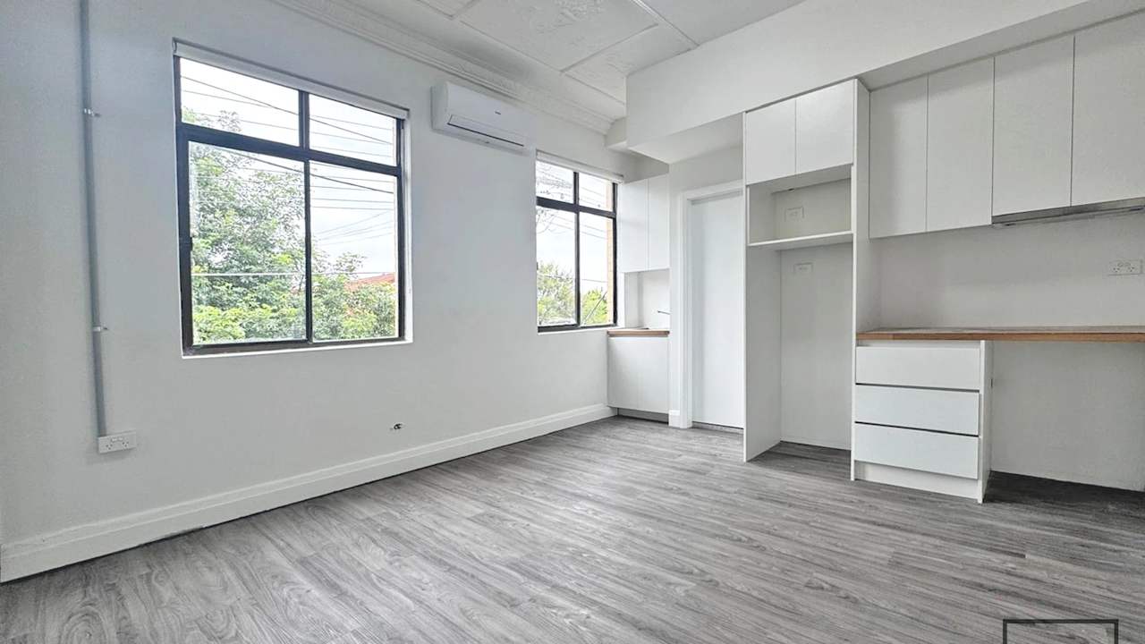 Unfurnished room studio flat for rent