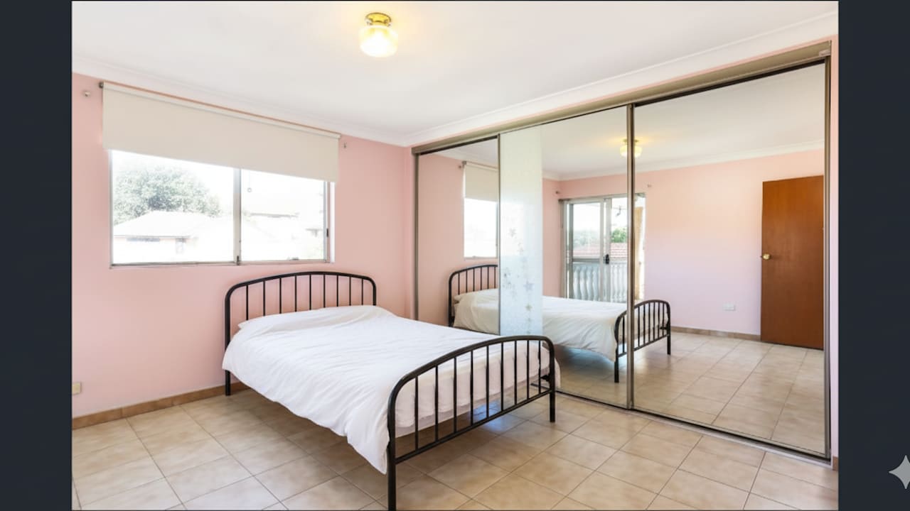 Furnished room in a flatshare