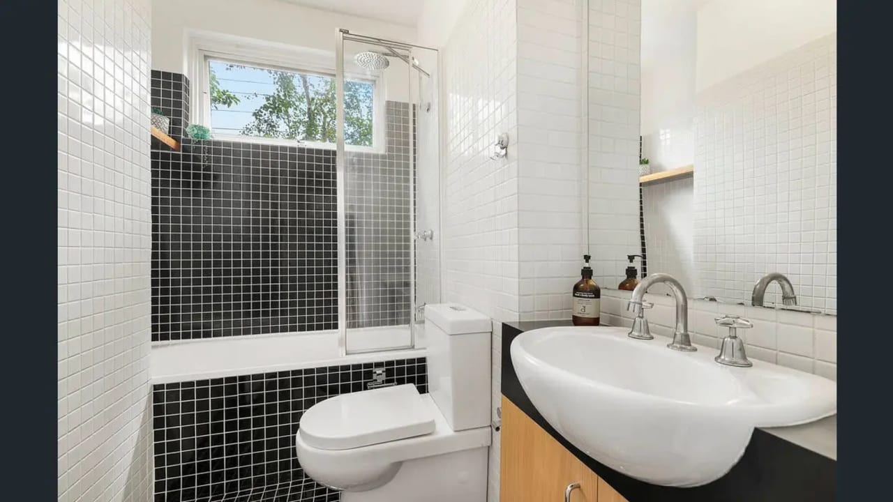 Unfurnished room in a flatshare