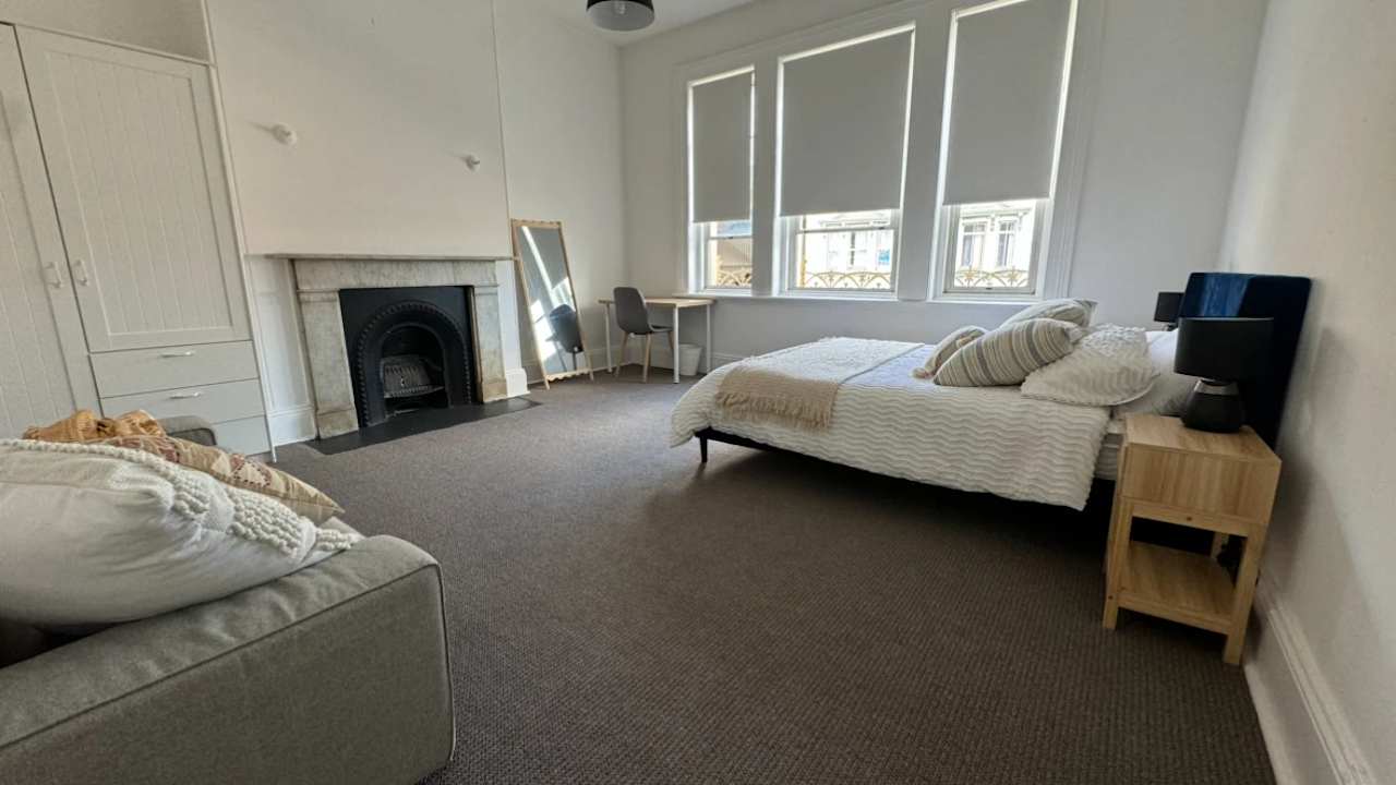 Furnished room in a share house