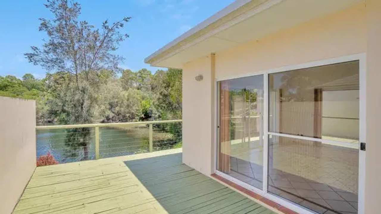 Unfurnished room studio flat for rent