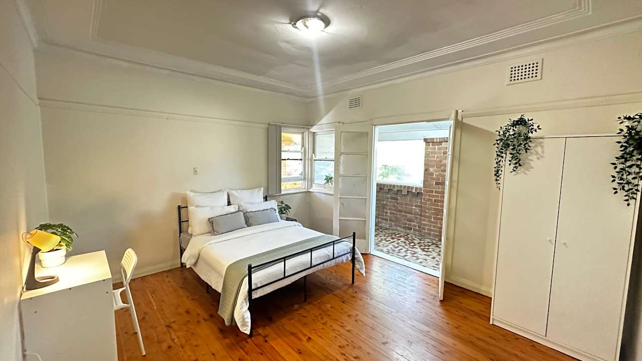 Furnished room in a flatshare