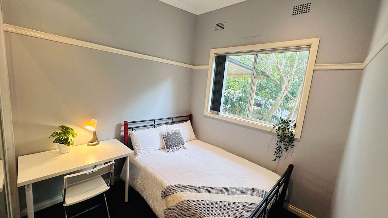 Furnished room in a flatshare