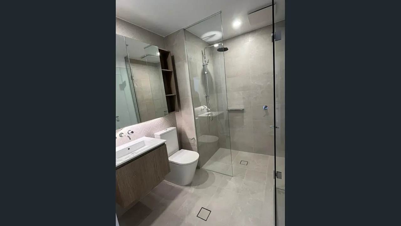 Unfurnished room with ensuite in a flatshare