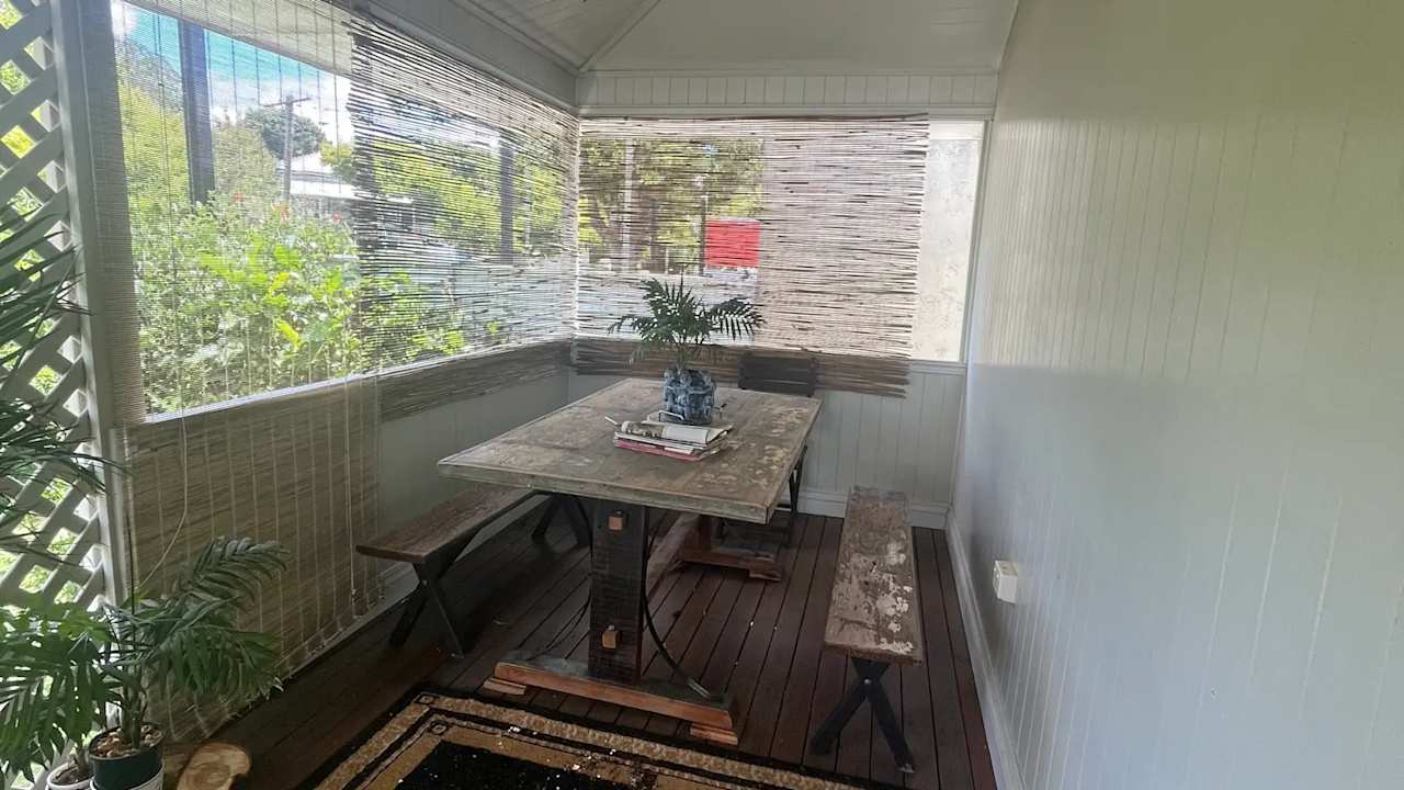 Room in a share house