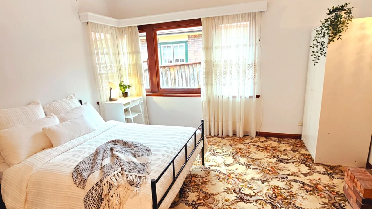 Furnished room in a flatshare