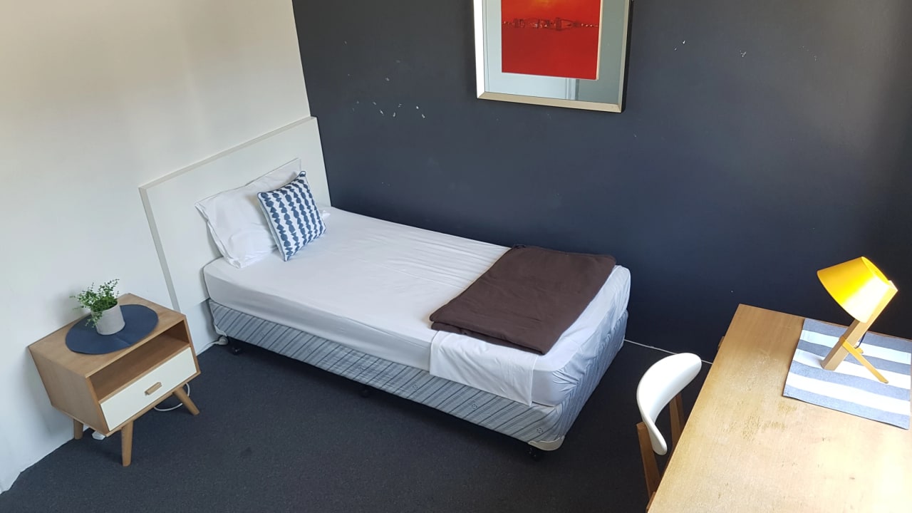 Furnished room in a flatshare