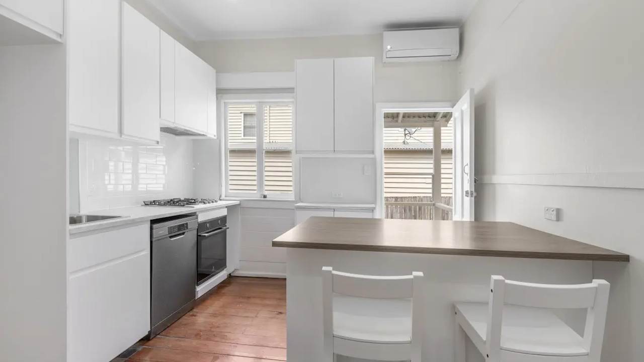 Unfurnished room studio flat for rent