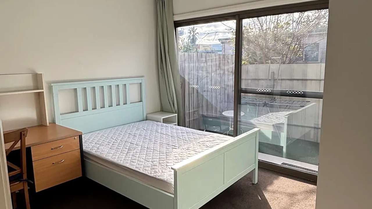 Furnished room with ensuite in a flatshare