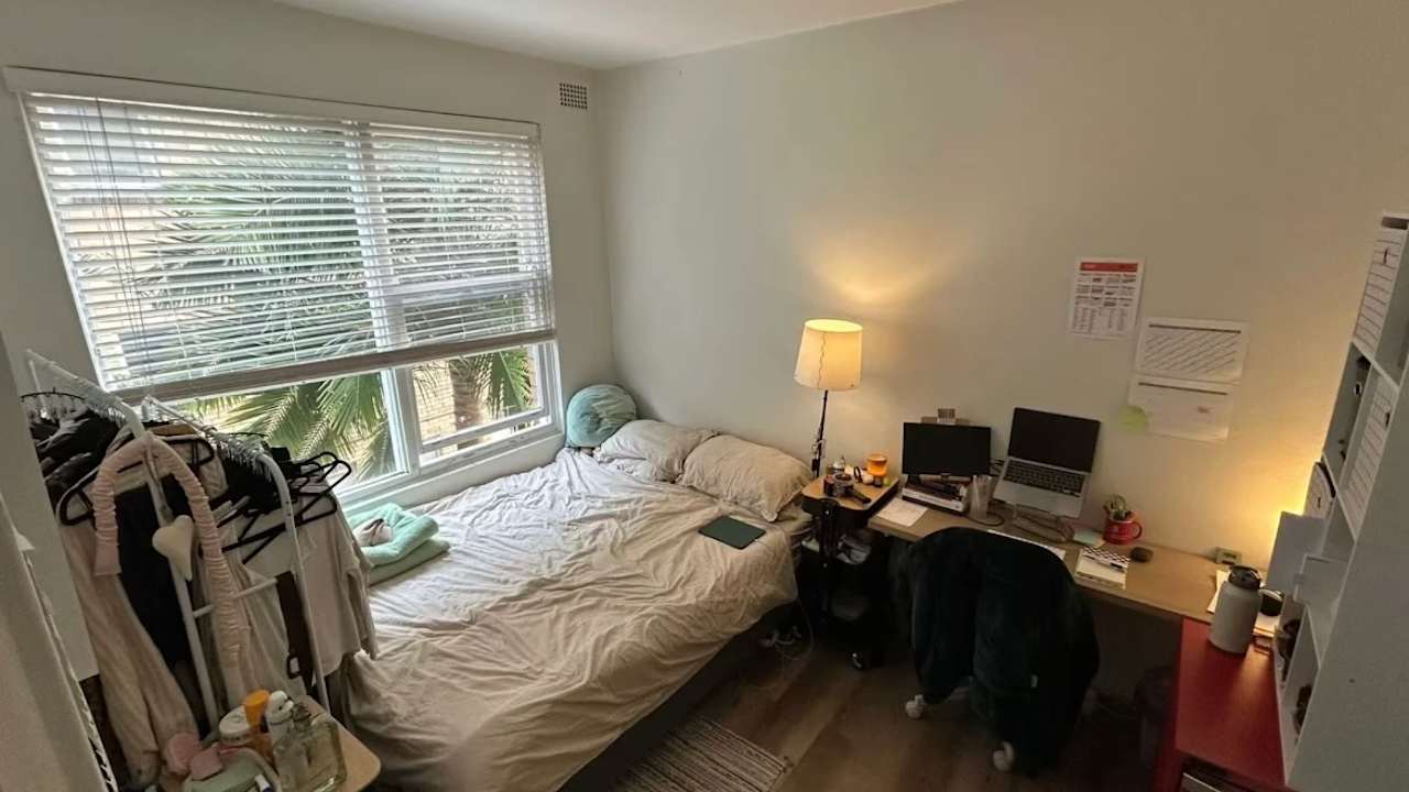 Unfurnished room in a flatshare