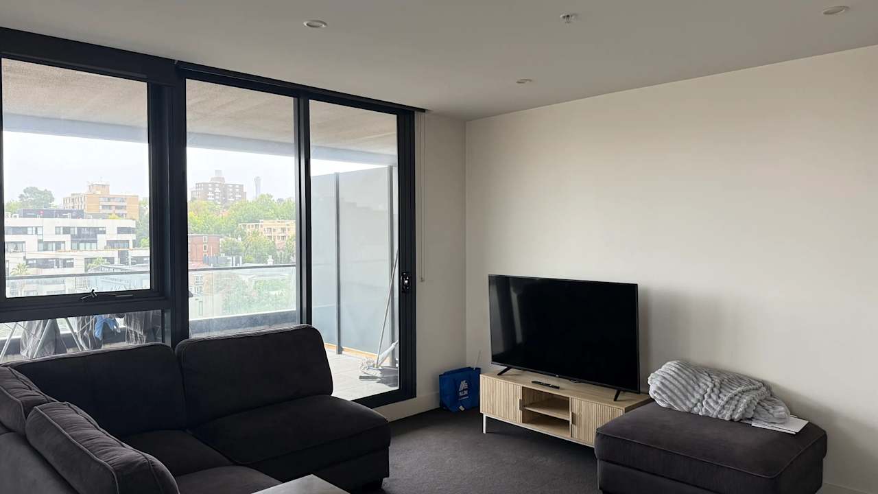 Unfurnished room with ensuite in a flatshare