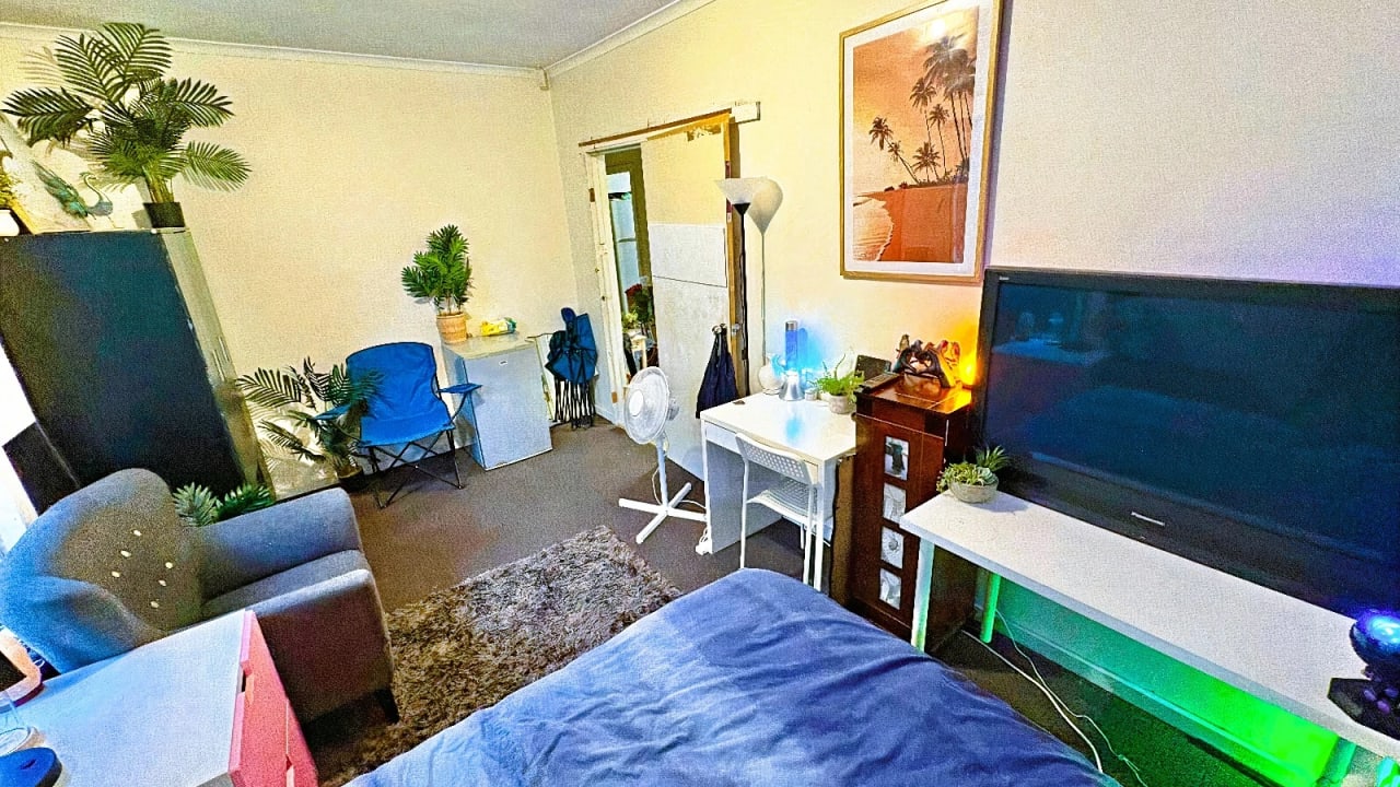 Furnished room in a flatshare