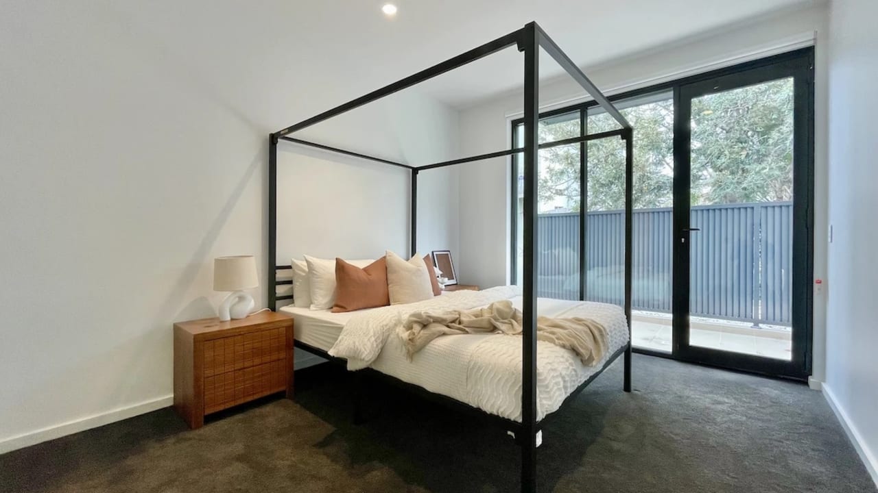 Furnished room with ensuite in a flatshare