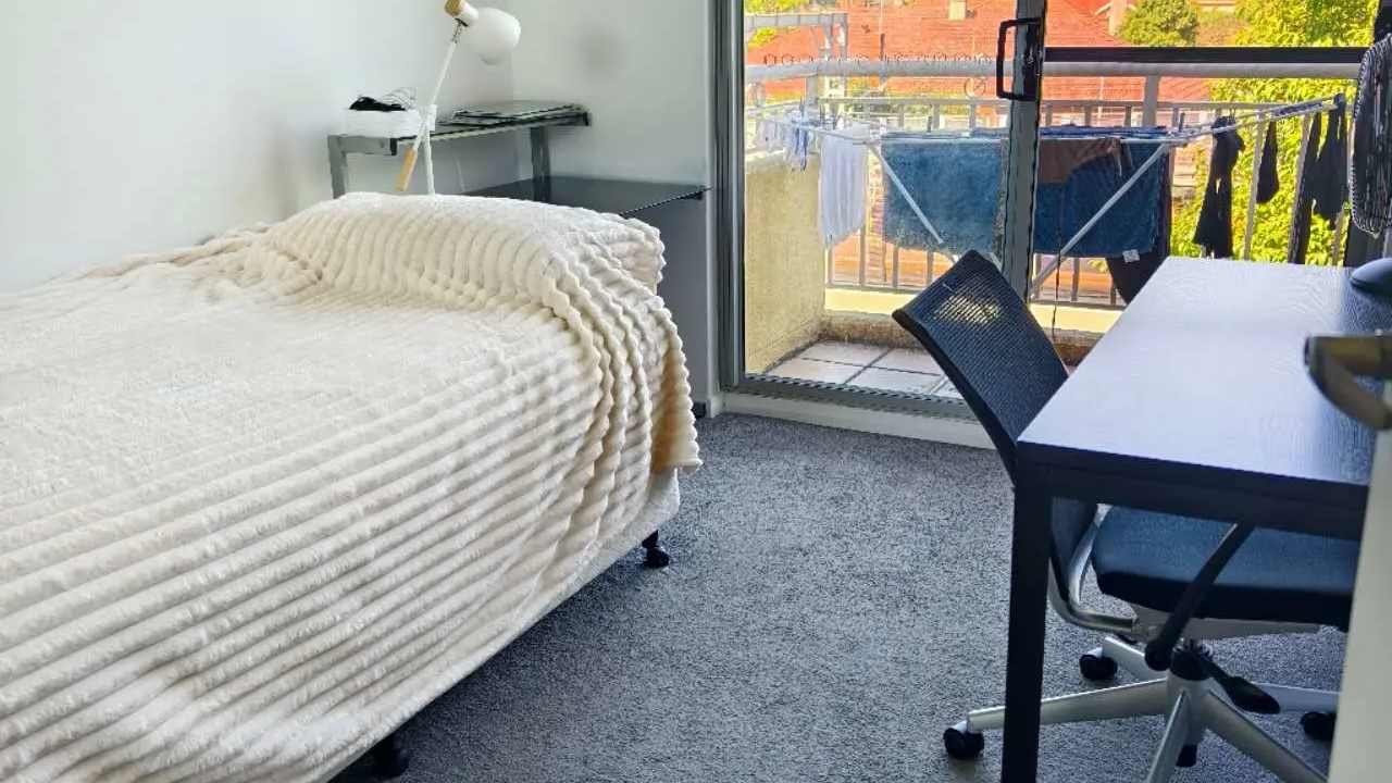 Furnished room in a flatshare