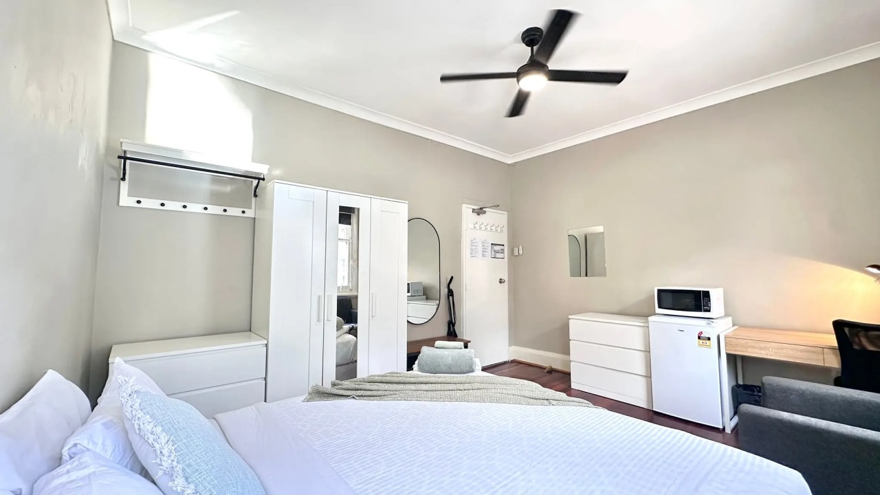 Furnished room in a flatshare