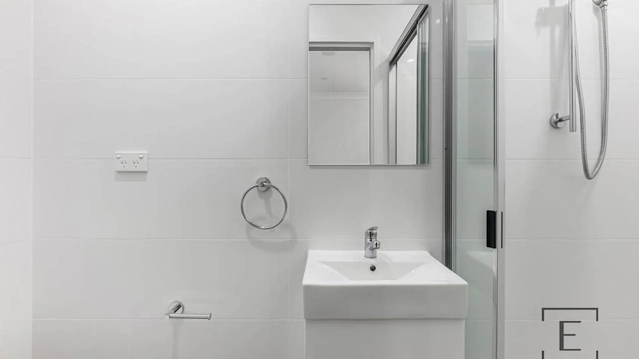 Unfurnished room studio flat for rent