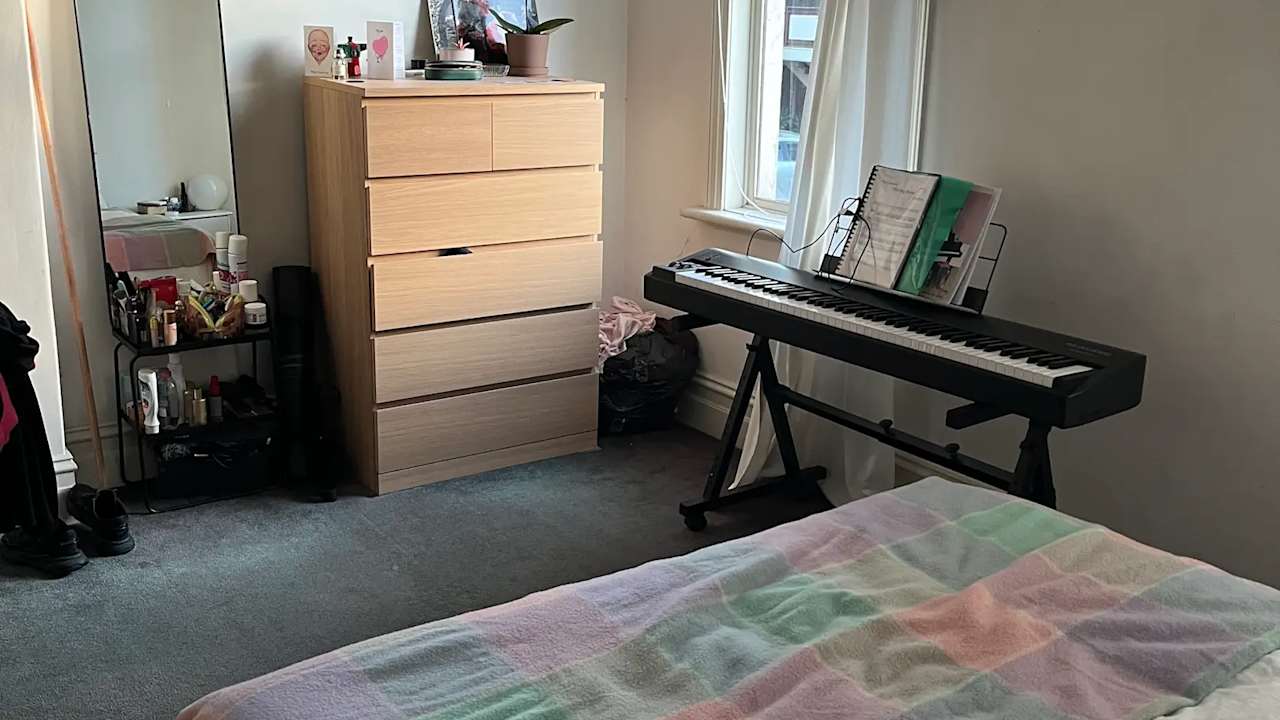 Furnished room in a share house