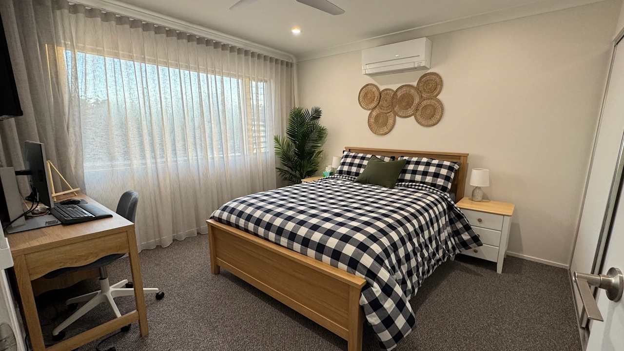 Furnished room in a flatshare