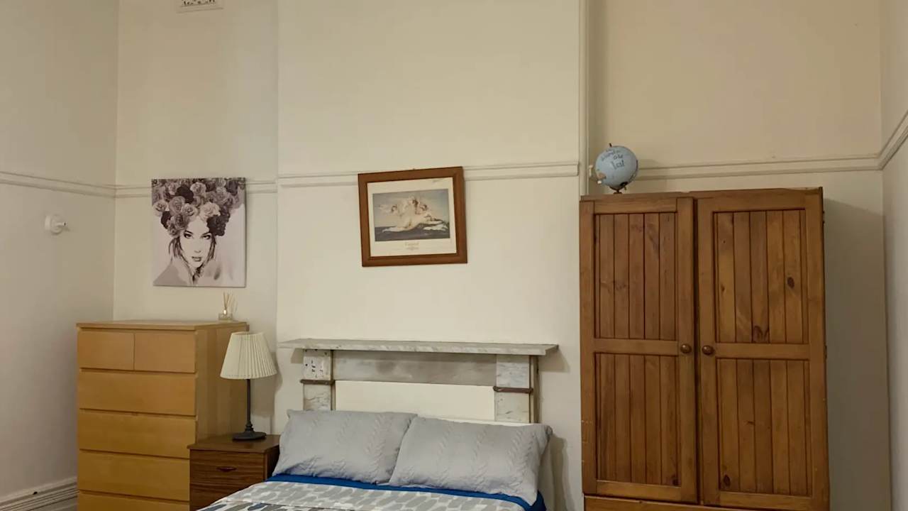 Unfurnished room studio flat for rent