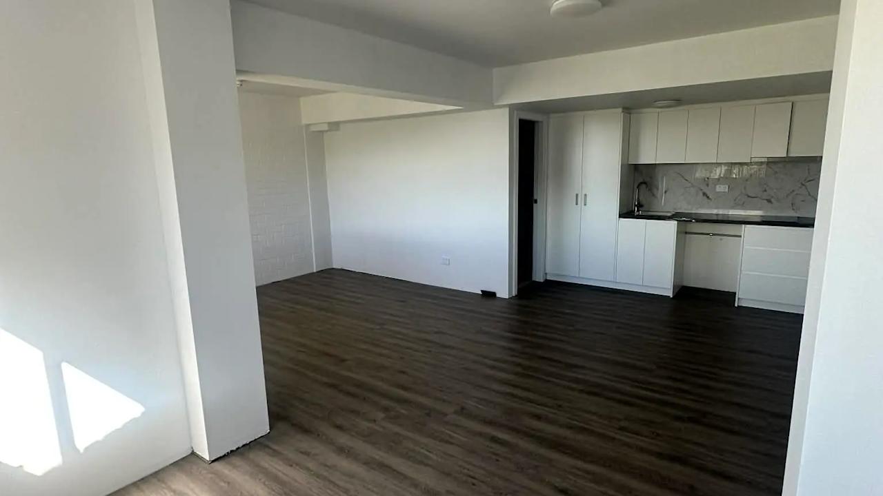 Unfurnished room studio flat for rent