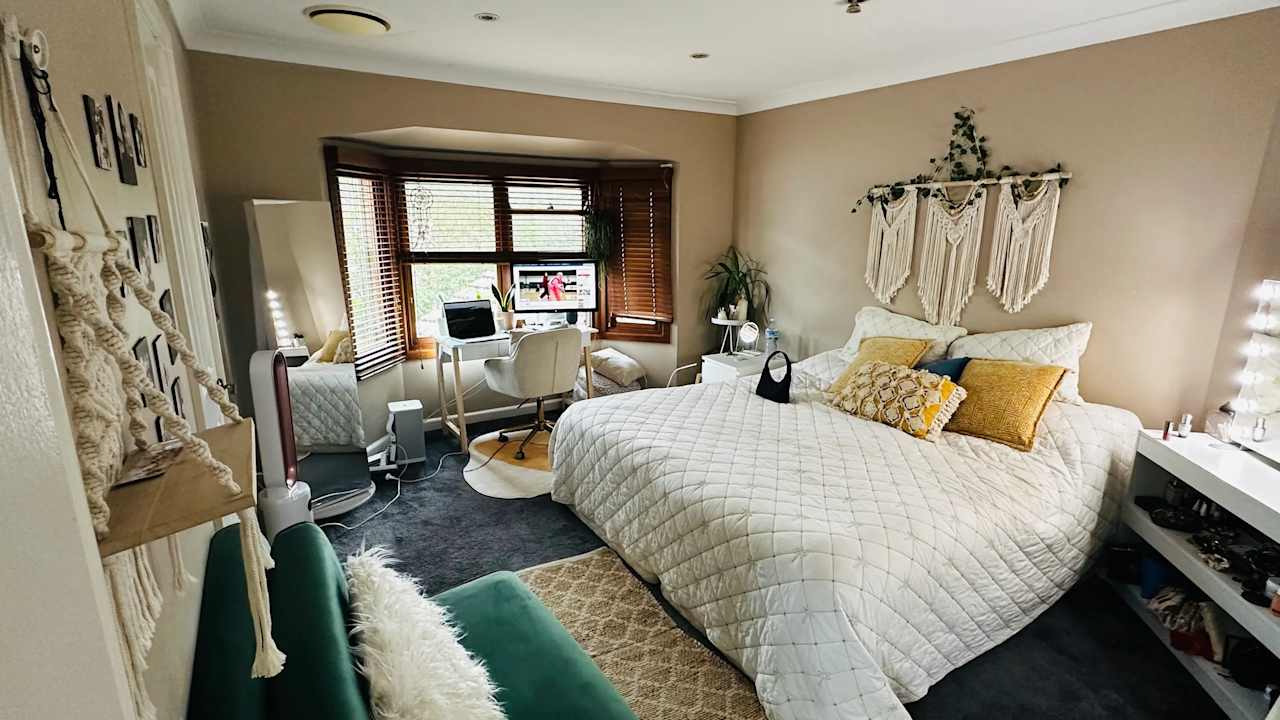 Furnished room in a share house