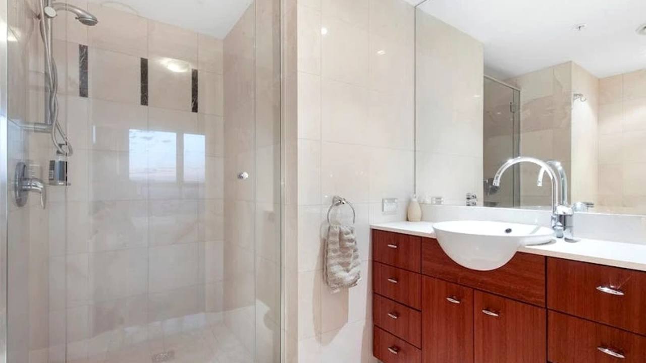 Furnished room with ensuite in a flatshare