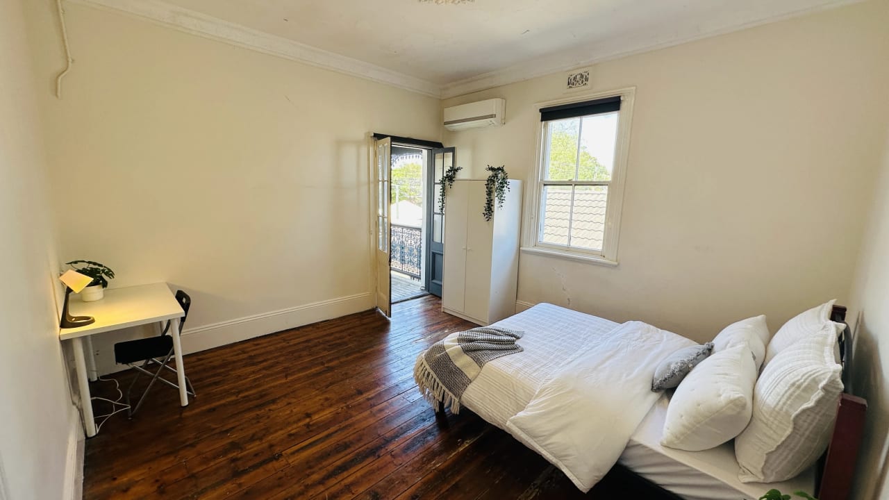 Furnished room in a share house