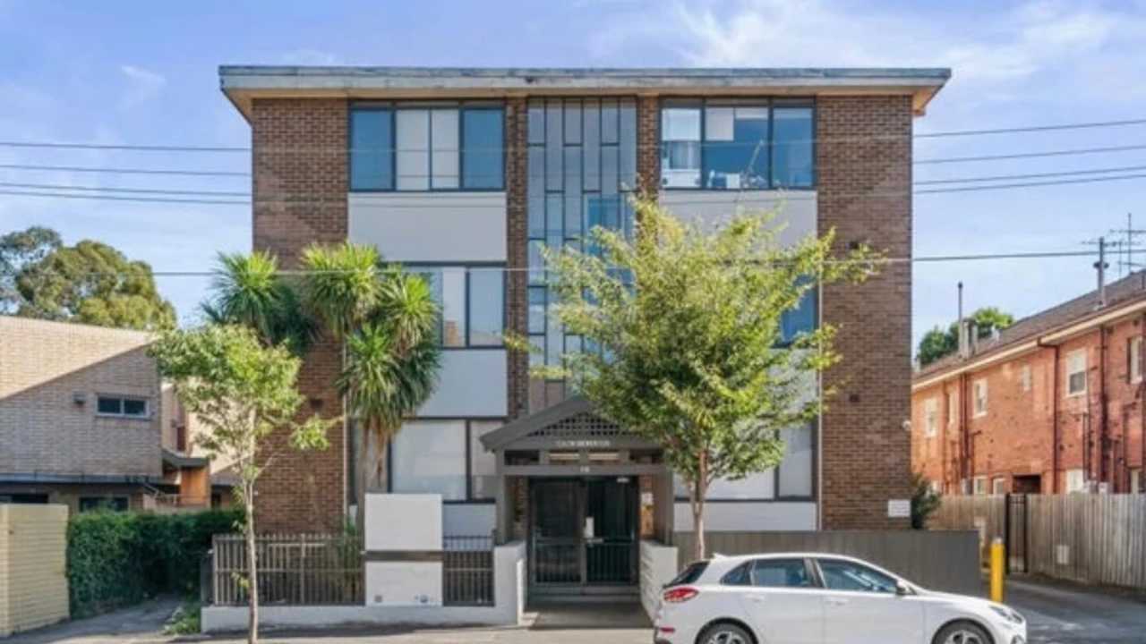 Unfurnished room studio flat for rent