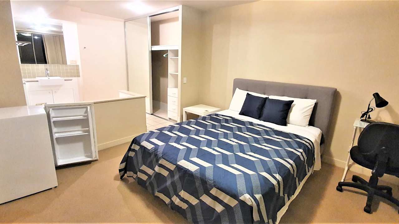 Furnished room with ensuite in a flatshare