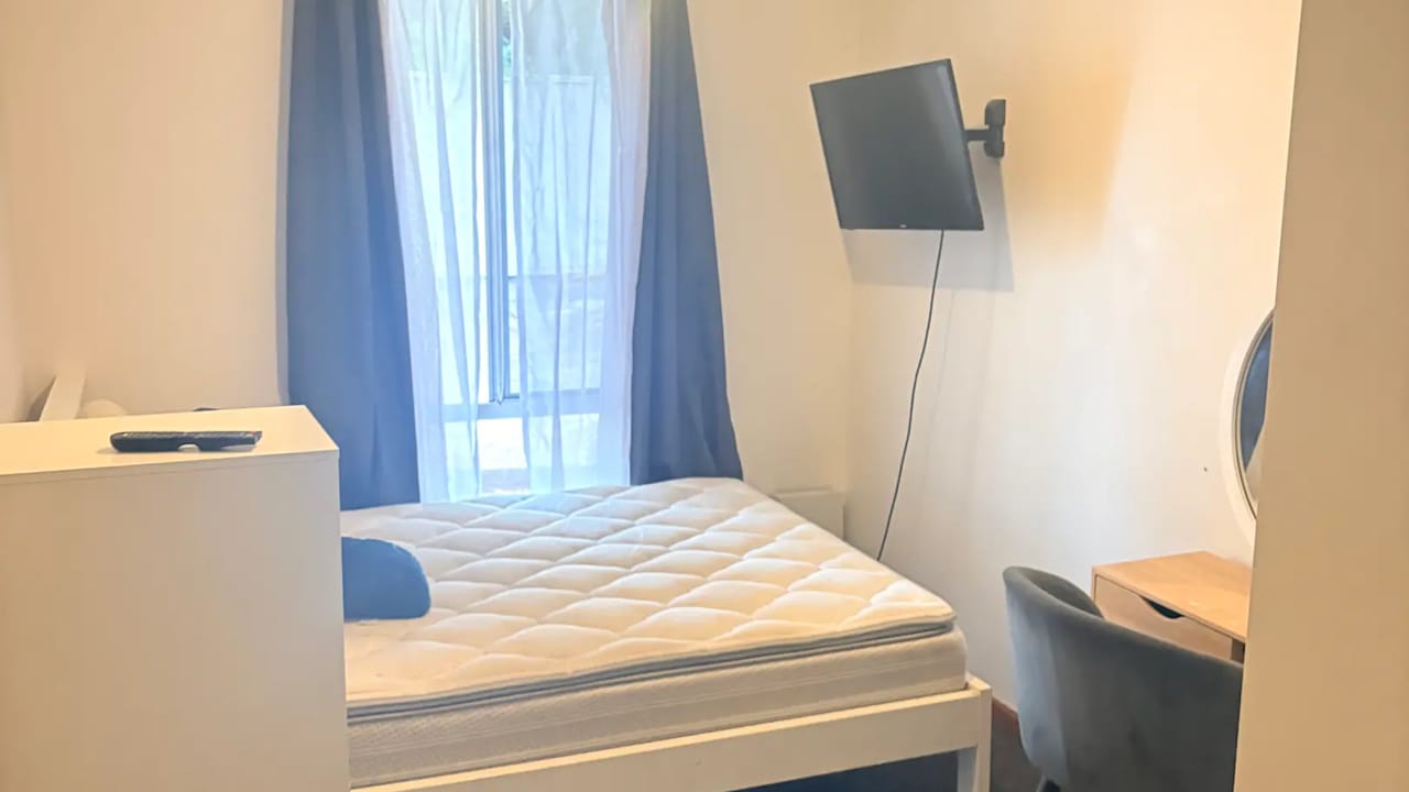 Furnished room in a share house
