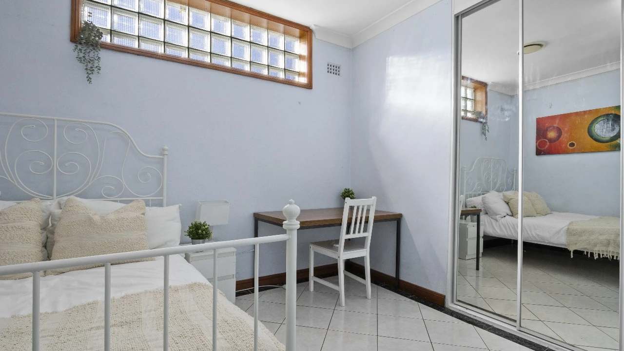 Furnished room in a flatshare