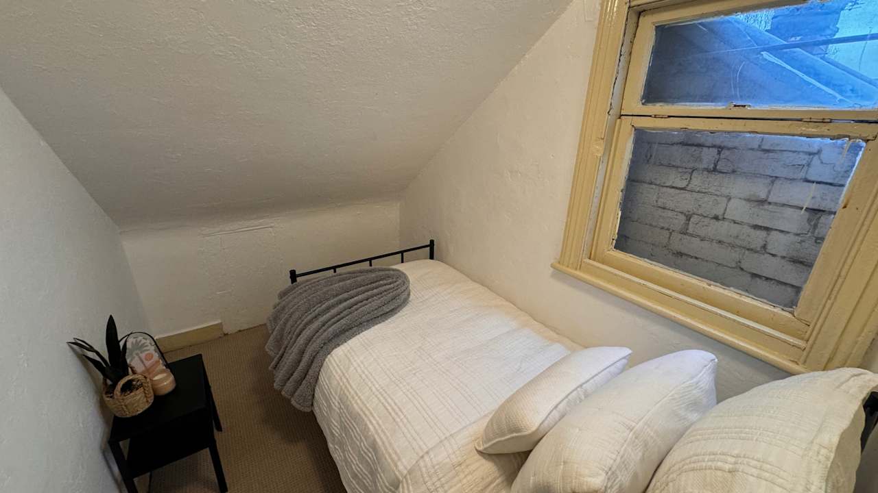 Furnished room in a flatshare