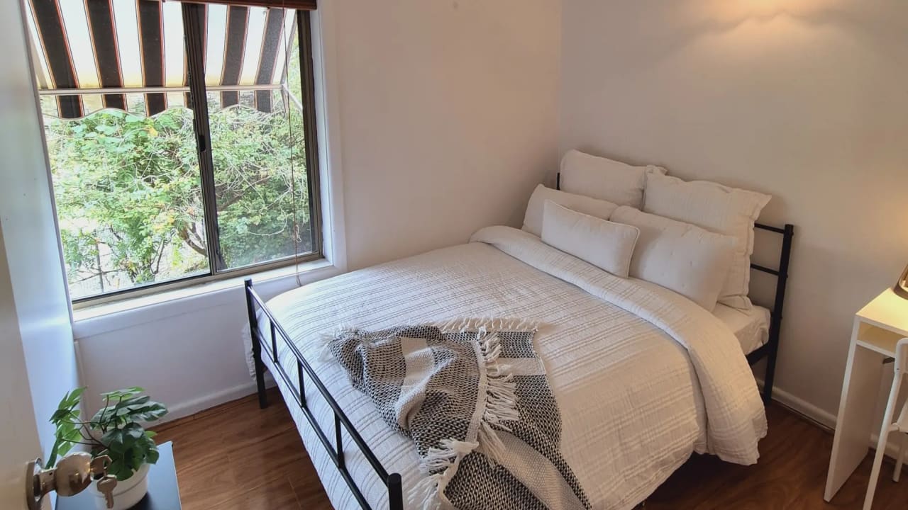 Furnished room in a flatshare
