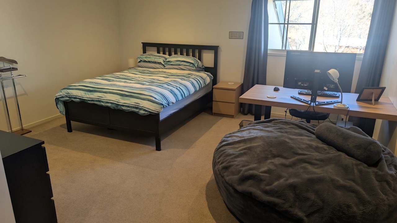 Unfurnished room in a flatshare