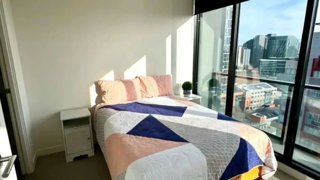 Furnished room with ensuite in a flatshare