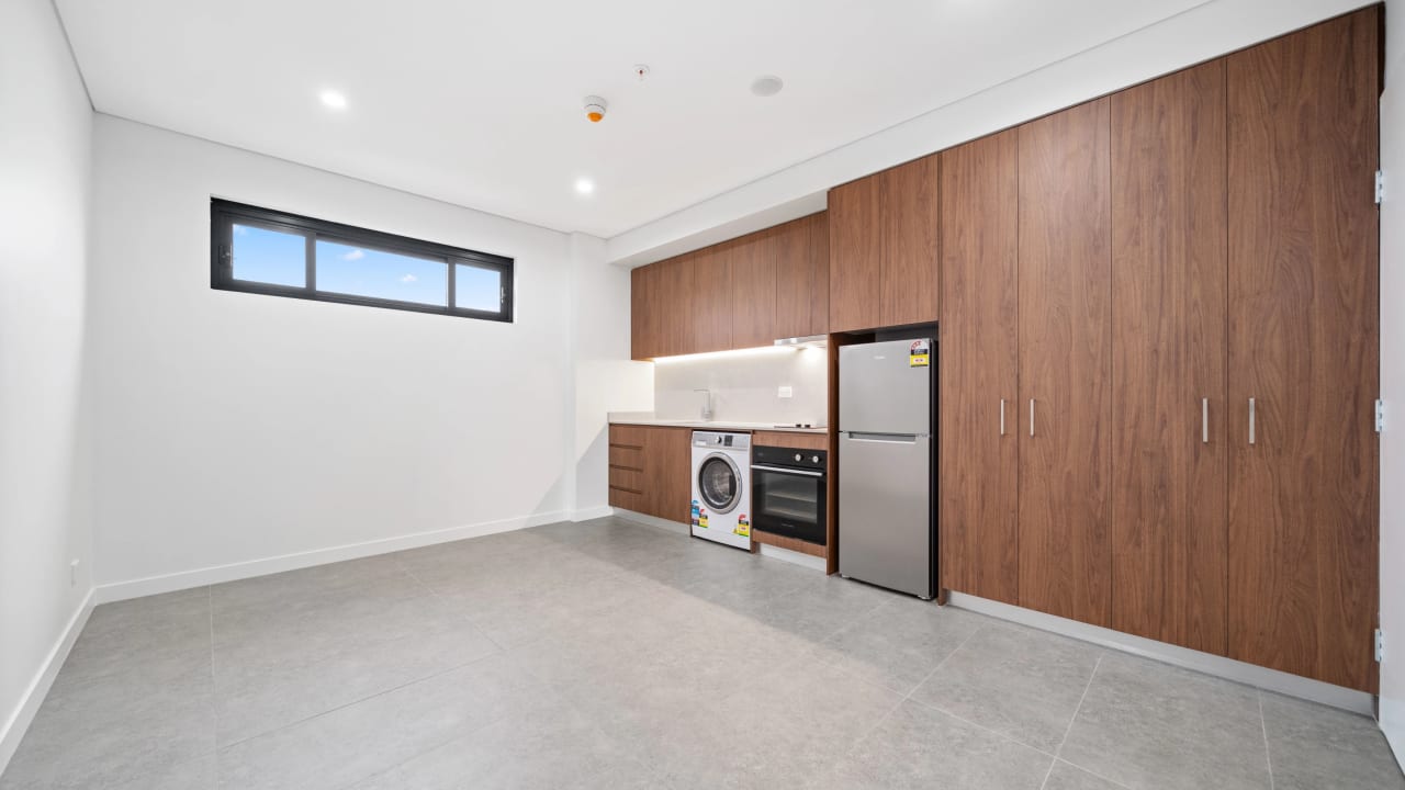 Unfurnished room studio flat for rent