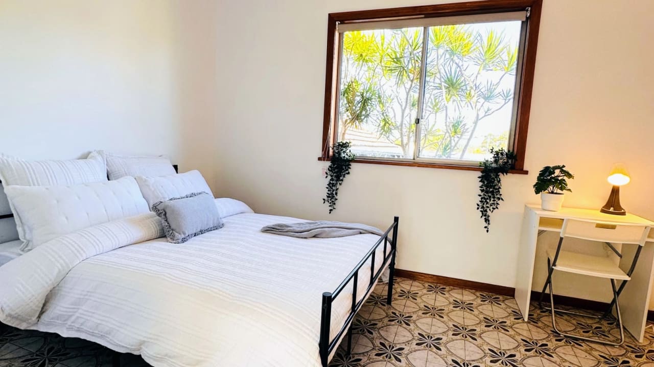 Furnished room in a flatshare