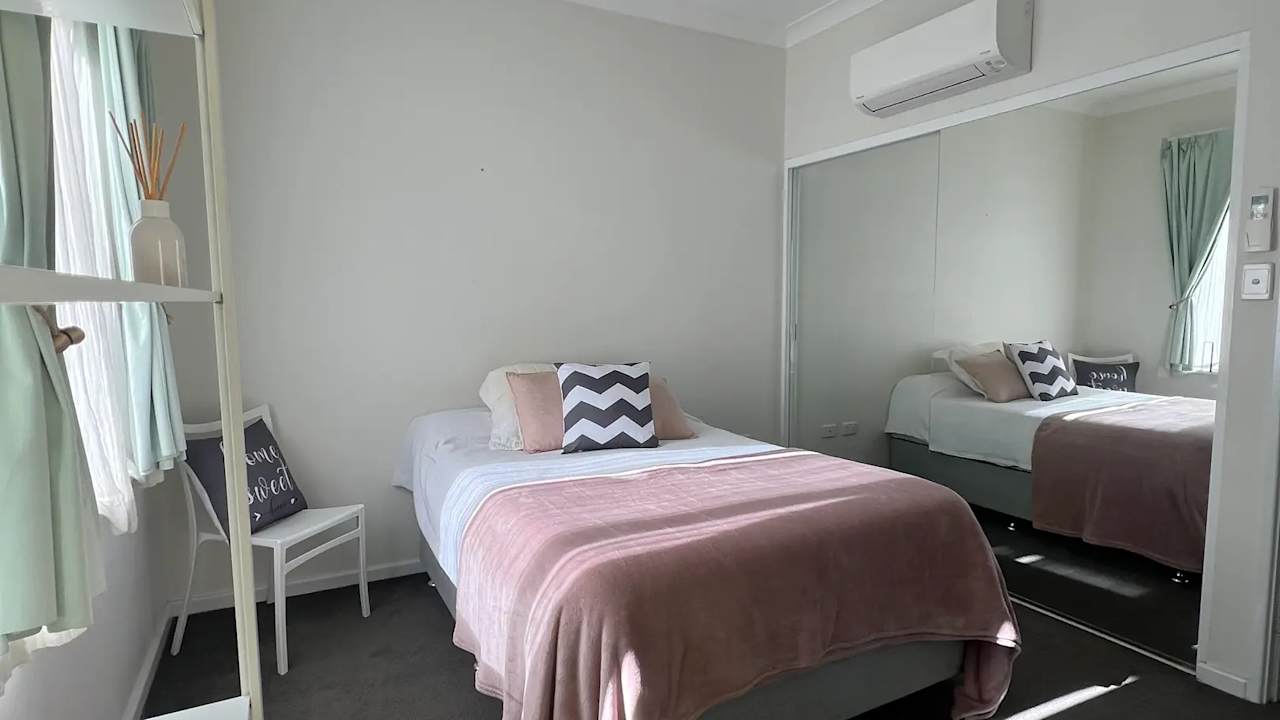 Furnished room in a flatshare