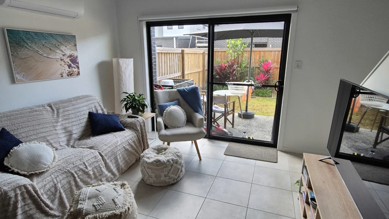 Furnished room in a flatshare