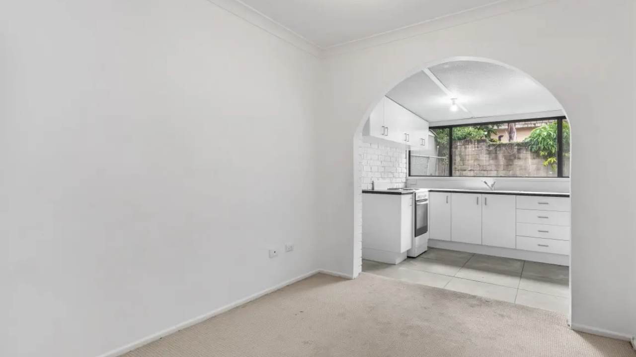 Unfurnished room studio flat for rent