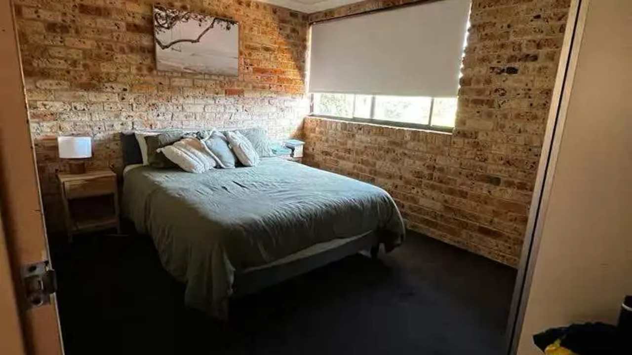 Unfurnished room in a flatshare