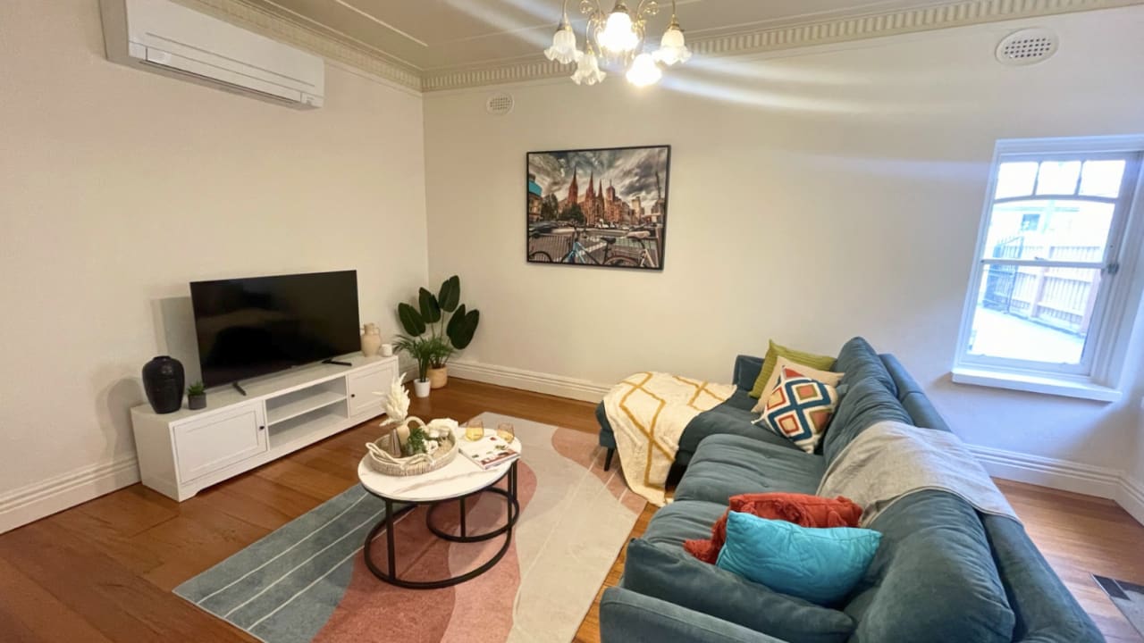 Furnished room in a flatshare
