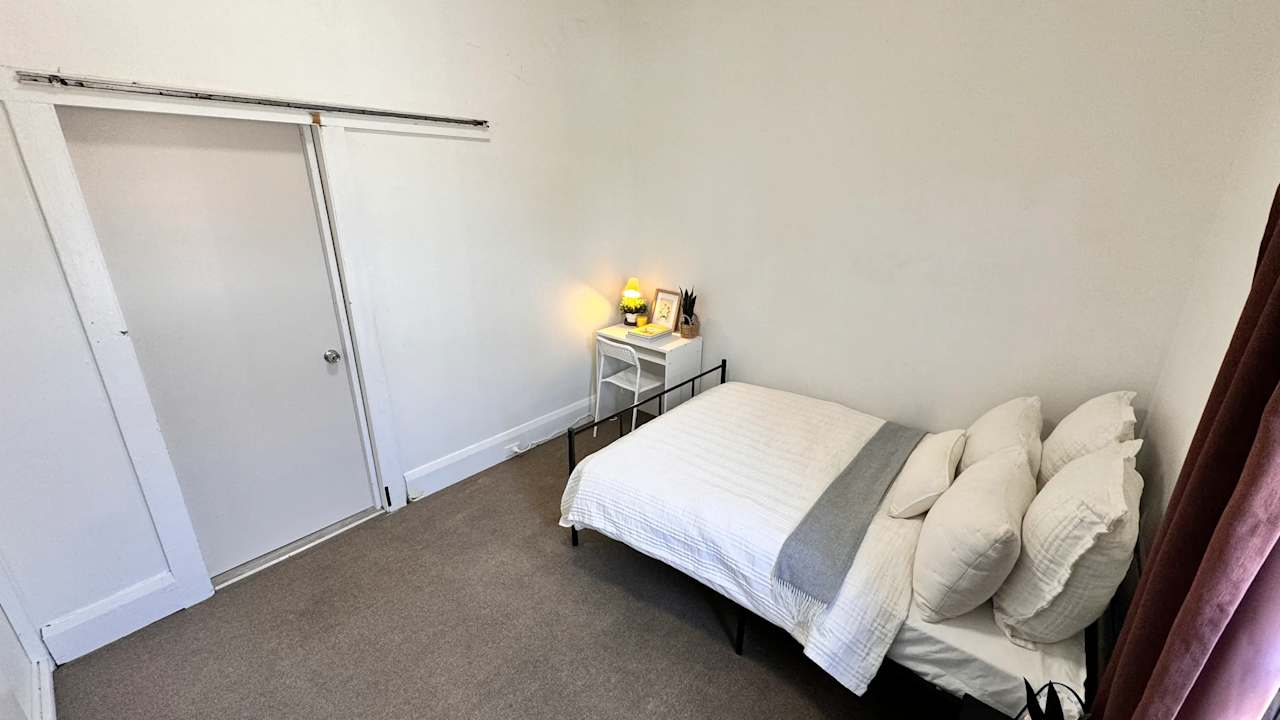 Furnished room in a flatshare