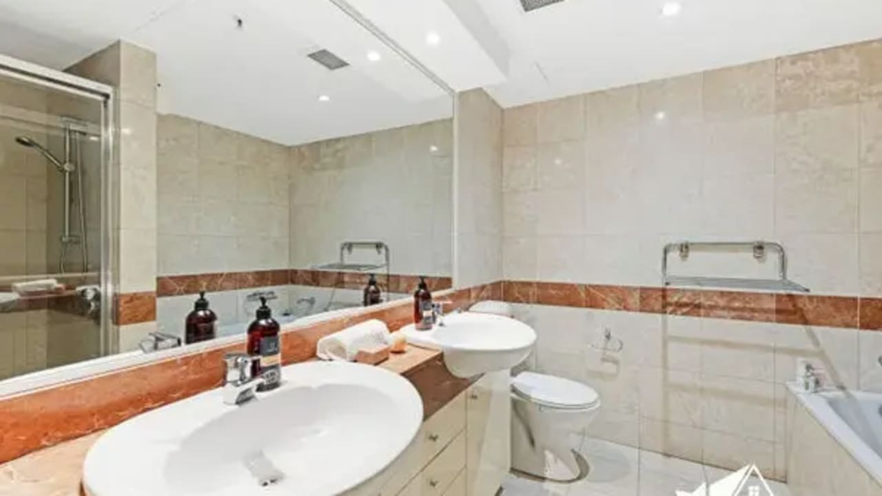 Furnished room with ensuite in a flatshare