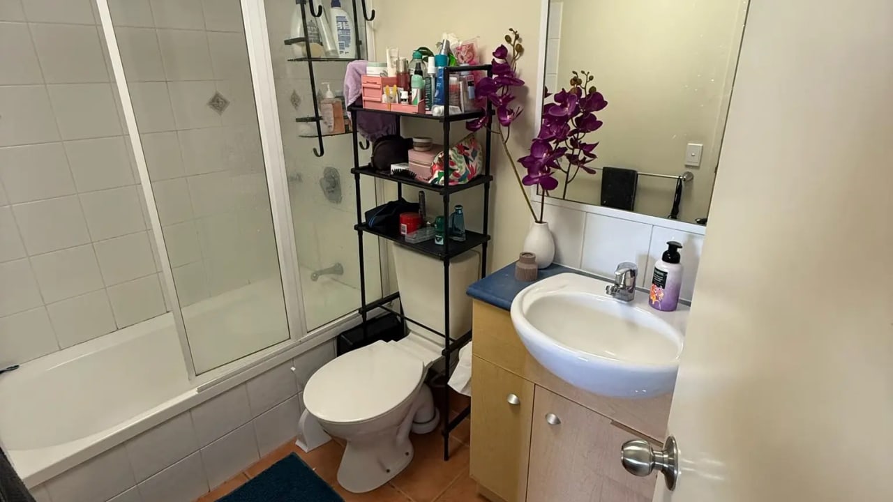 Furnished room with ensuite in a flatshare