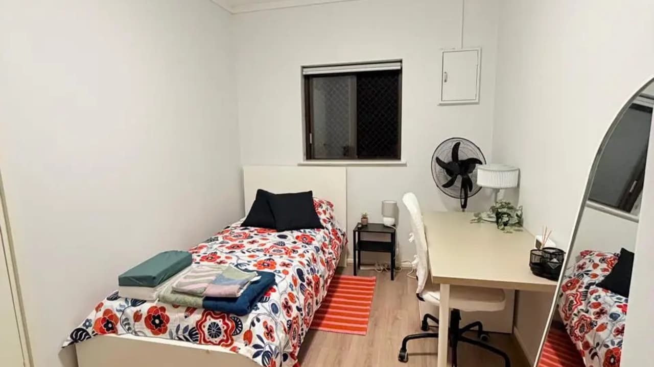 Furnished room in a flatshare