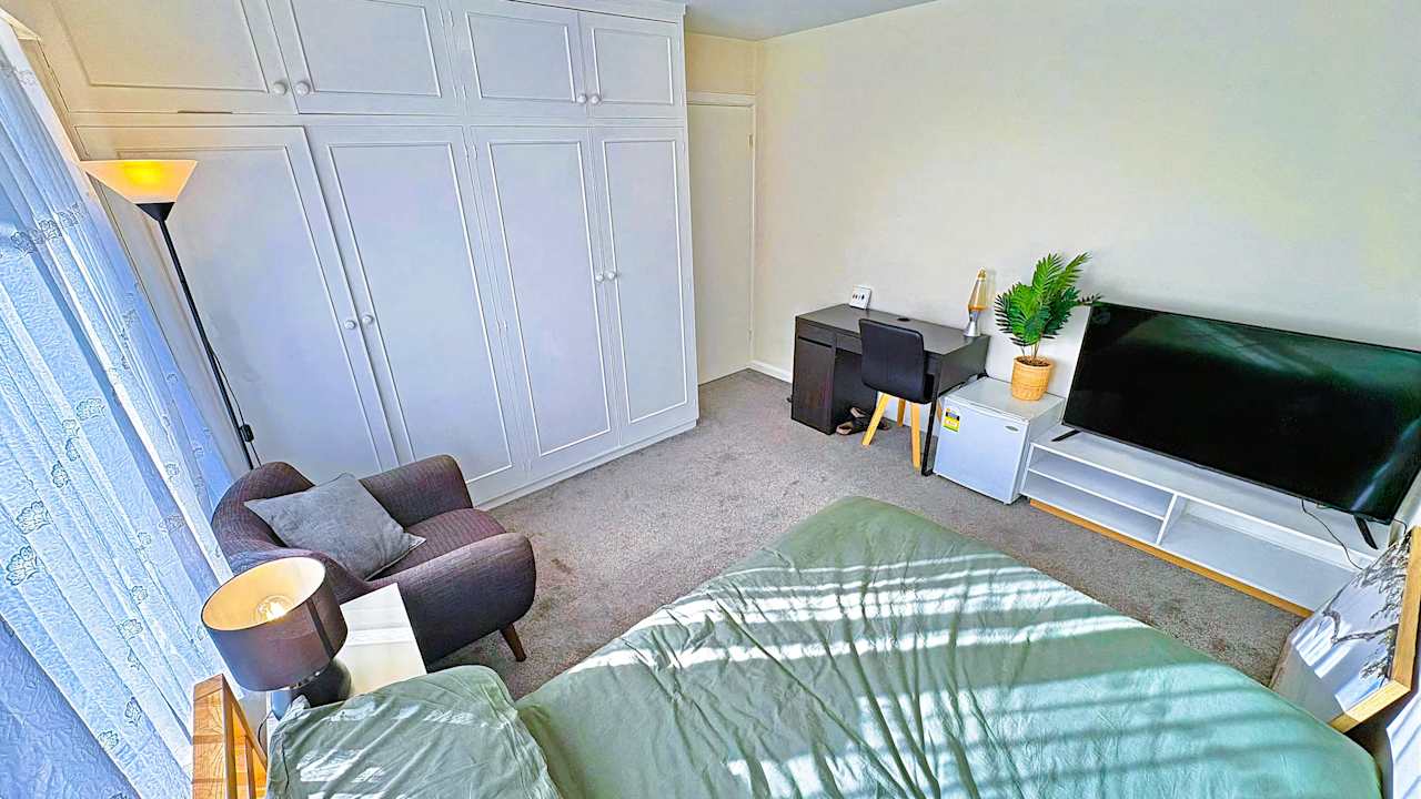 Furnished room in a flatshare