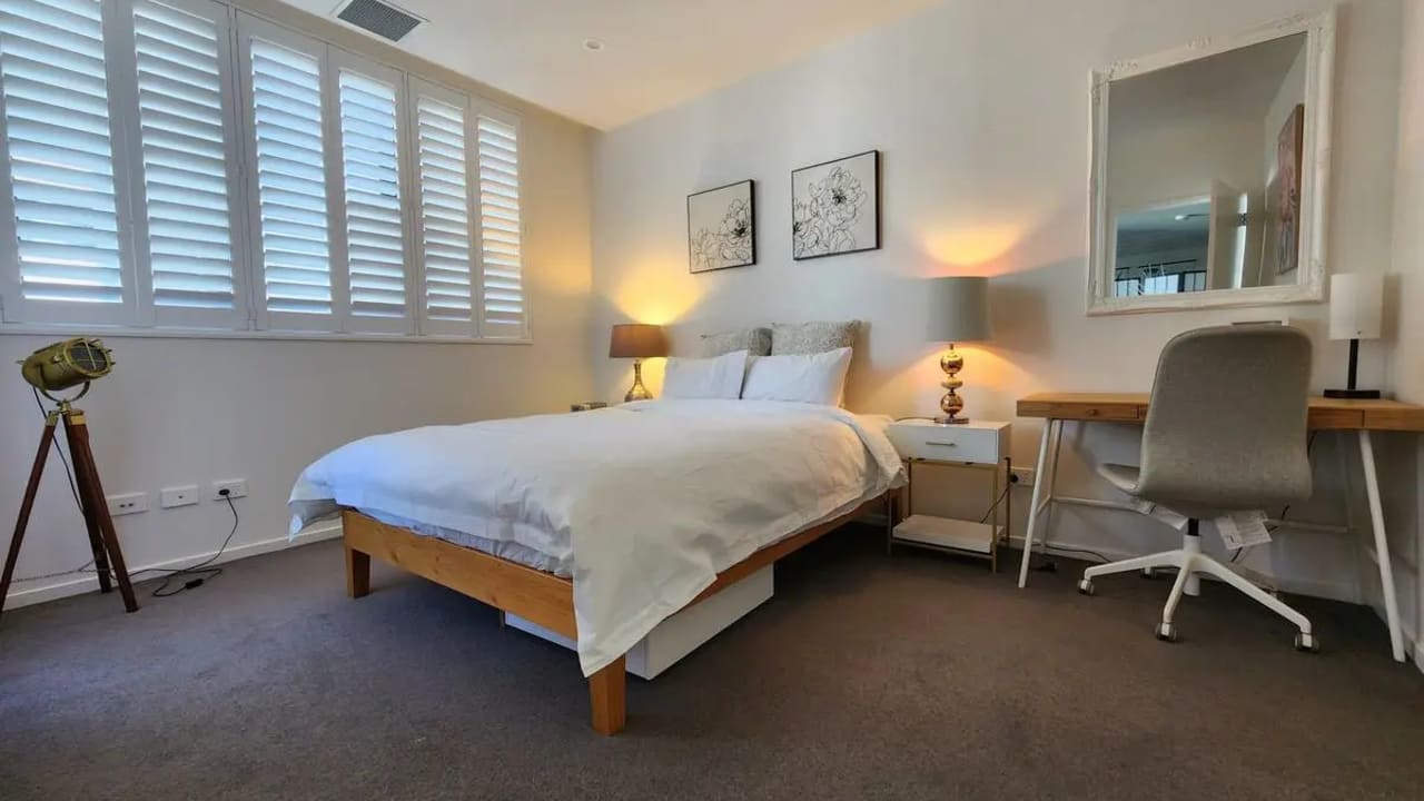 Furnished room with ensuite in a flatshare